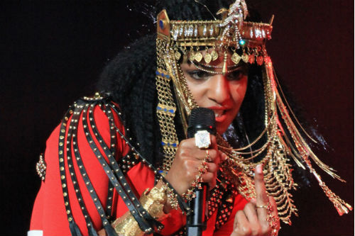 mia-middle-finger-super-bowl colombotelegraph