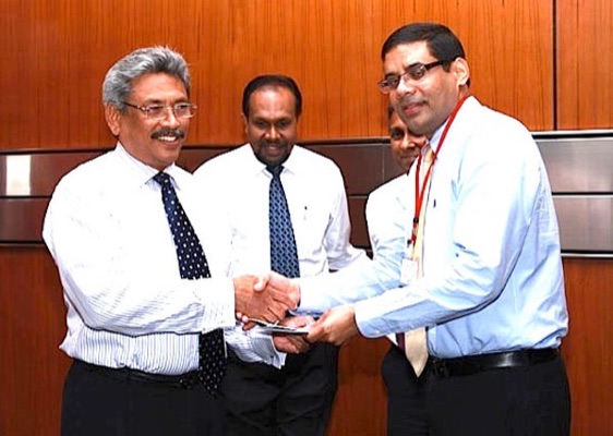 Commercial Bank CSR Trust recently made a contribution for the development of the “Mihindu Seth Medura”, a facility set up at Attidiya for the welfare of the physically handicapped war heroes in the security forces. Hands over the cheque to Secretary, Ministry of Defense and Urban Development, Gotabaya Rajapaksa. Lakshman Hulugalle, Director and Chairman Commercial Bank CSR Trust and Managing Director/ Chief Executive Officer of Commercial Bank Ravi Dias look on.
