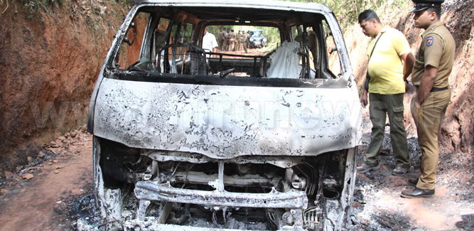 burnt van in Dankotuwa